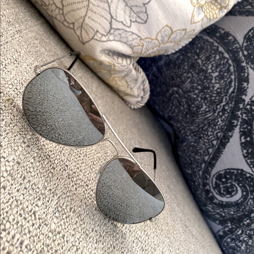Women’s aviator mirror sunglasses in silver-polarized.
